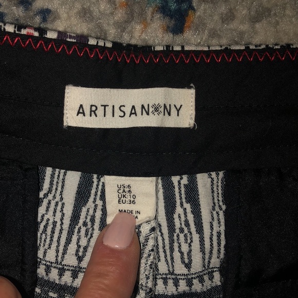 Tapestry shorts. Side pockets and back slit pockets - Picture 2 of 4